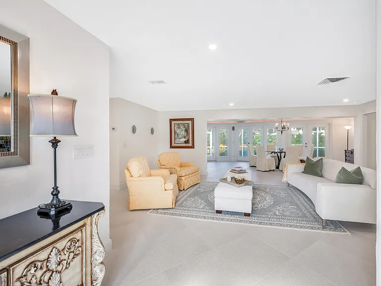 735 Parkview Ln — Photo 4