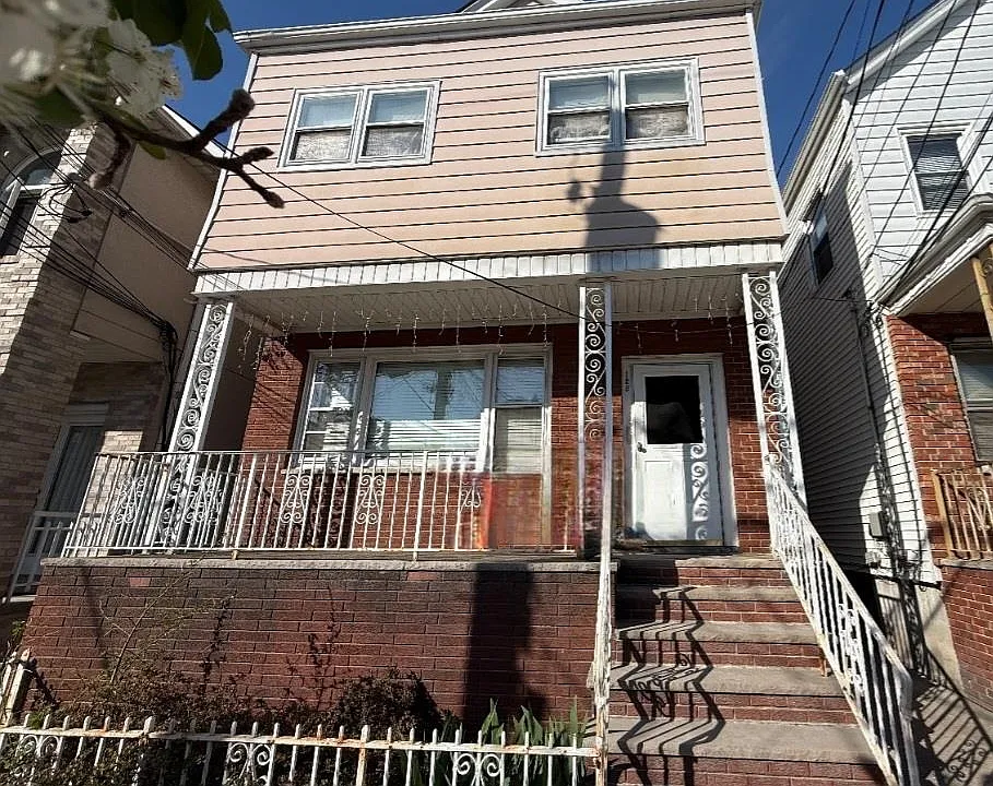 129 W 20th St #3