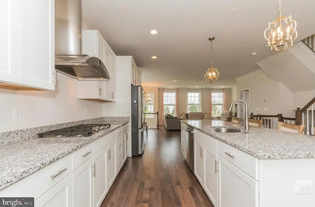 3 bed, 3.5 bath, 2610 sqft, $3,300 — Photo 2