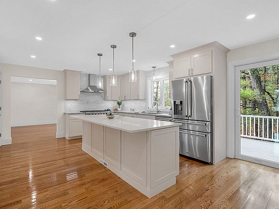 3rd image of 23 Pomfret Rd