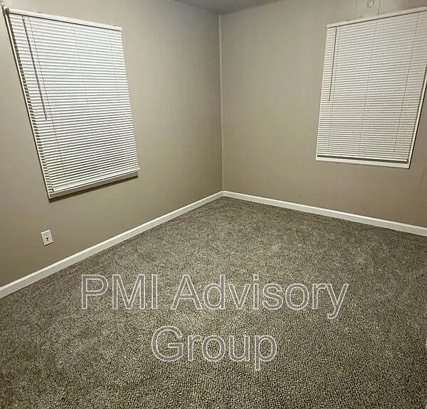 3365 SE Girard St — Photo 3