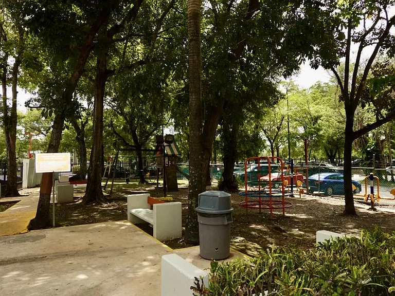 Parque De Las Fuentes Int Cesar Gonzalez 690 Esq J — Photo 9