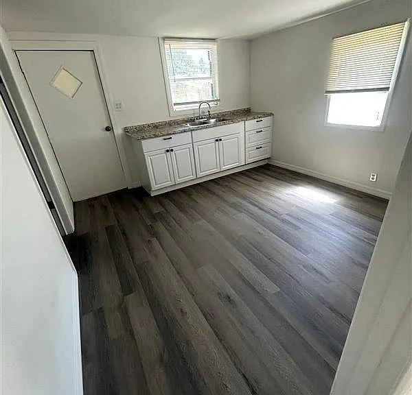 411 Union Dr — Photo 2
