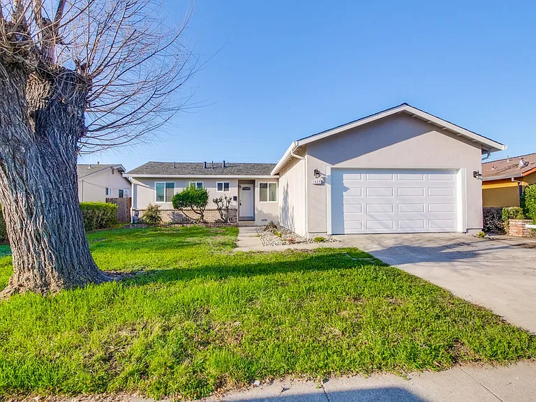 1425 Sunshadow Ln — Photo 4
