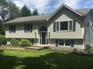 9 Lime Ridge Rd, Poughquag, NY 12570