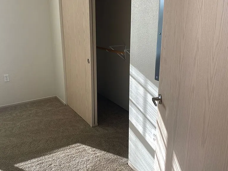 Sunrise Pointe Apartments — Photo 17