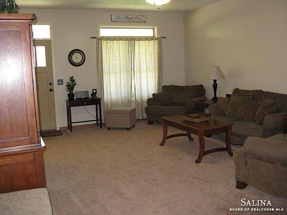 4th image of 2212 Village Ln