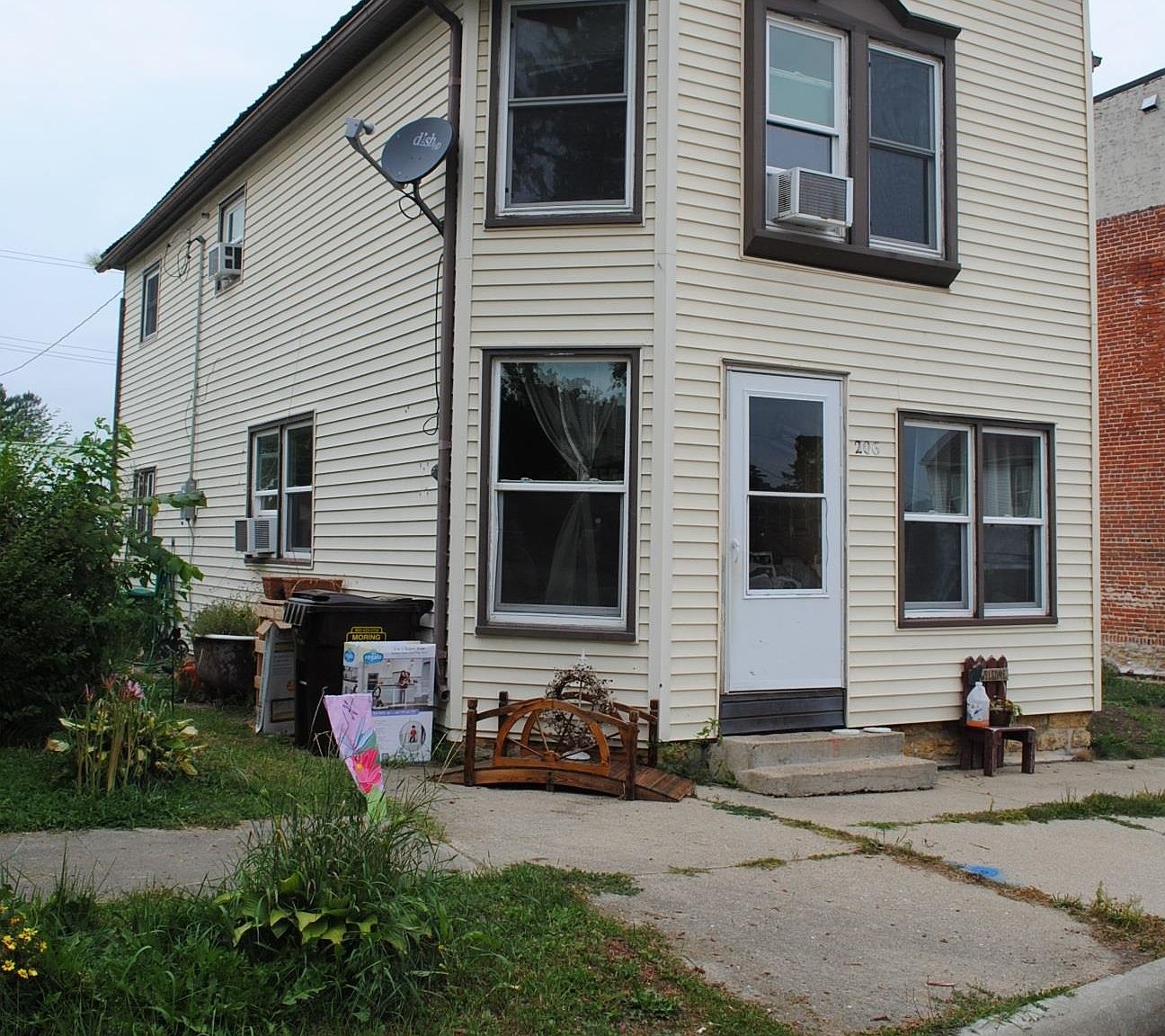 206 N Main St, Leaf River, IL 61047 Zillow