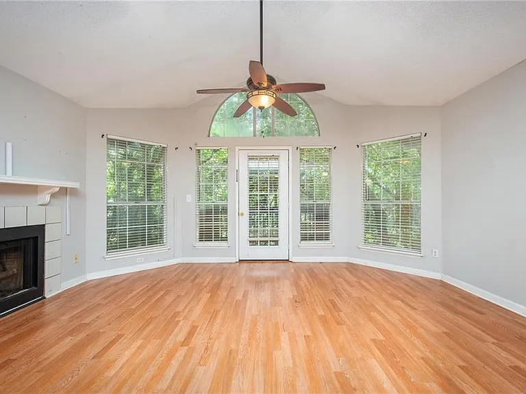 915 Wentworth Ct — Photo 4