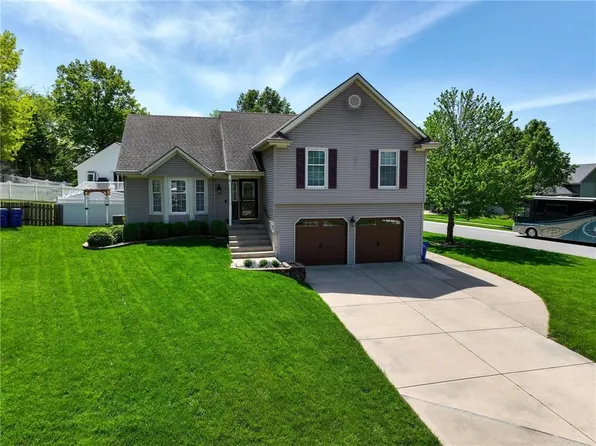 7121 Park St, Shawnee, KS 66216