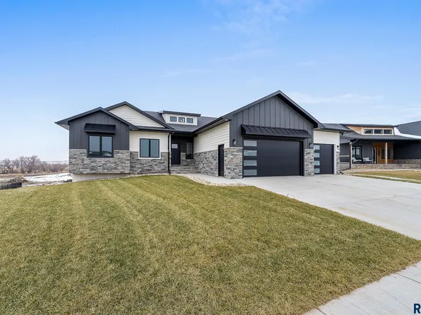 5523 W Colonial Ct, Sioux Falls, SD 57107