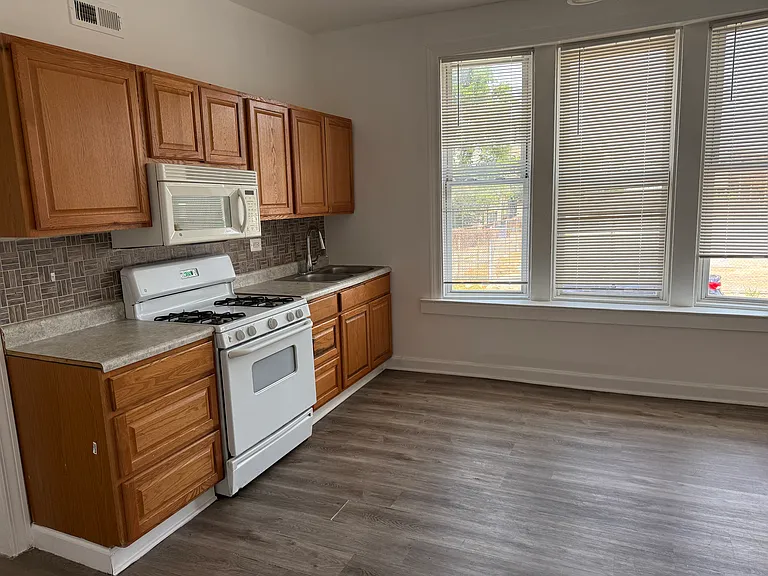 1033 S Oakley Blvd #2F — Photo 3