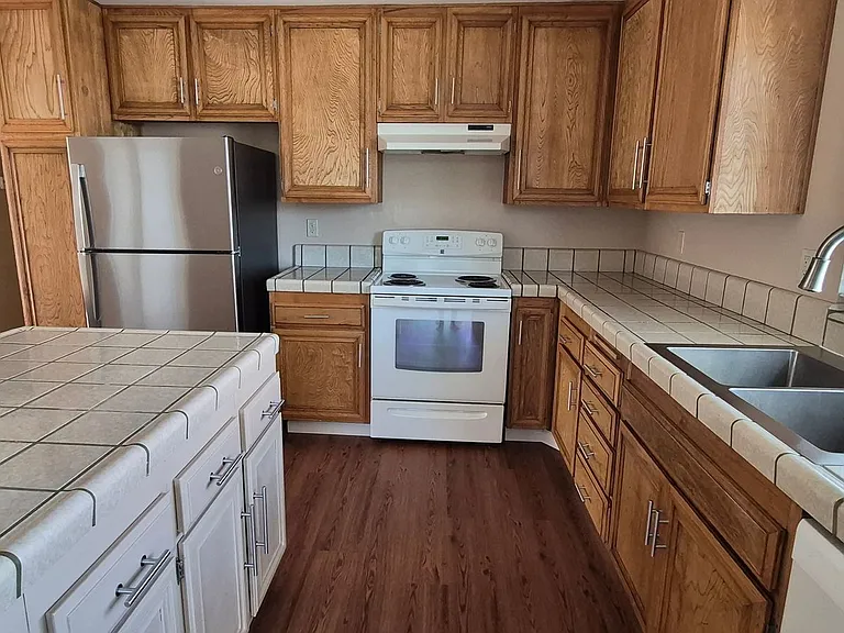 1121 Swallow Ln — Photo 8
