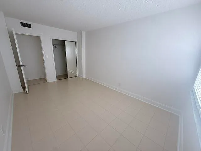 2555 NE 11th St #402 — Photo 10
