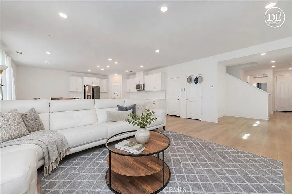 4 bed, 2464 sqft, $4,990 — Photo 4