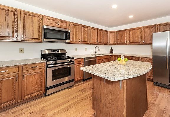 3rd image of 6 Warwick Ln