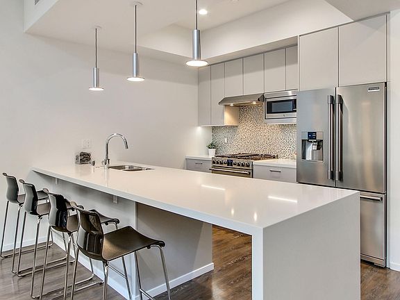 4th image of 1342 N Hayworth Ave #201
