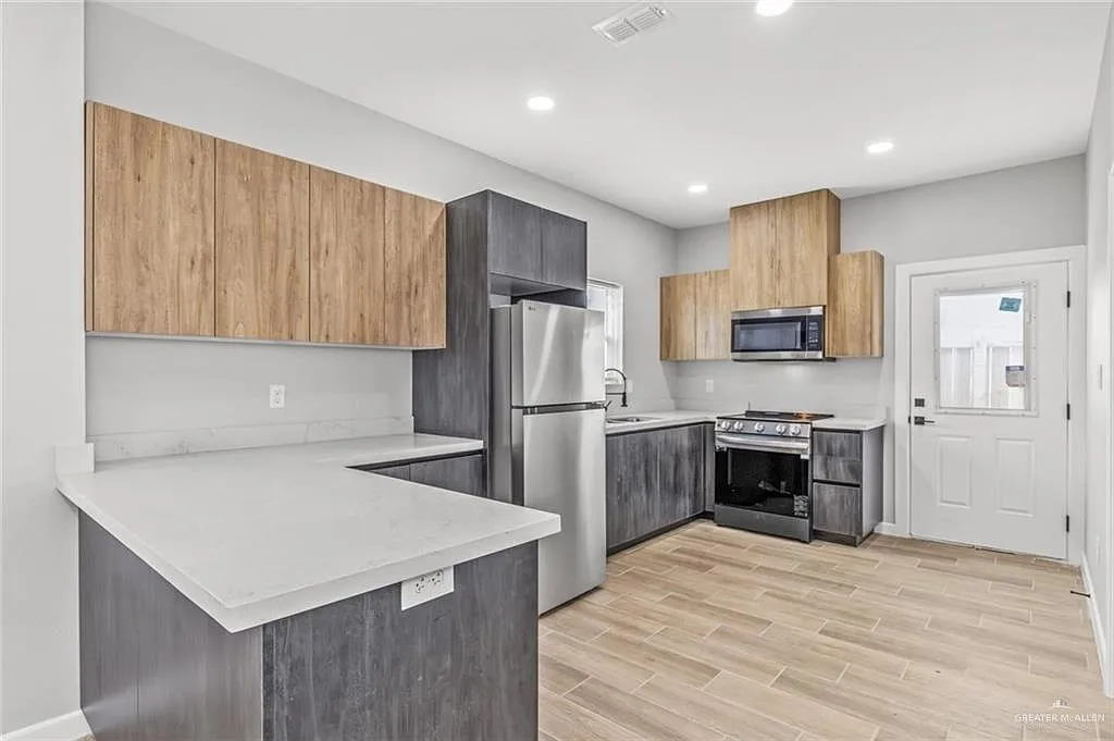 3 bed, 2.0 bath, 1116 sqft, $1,375 — Photo 3