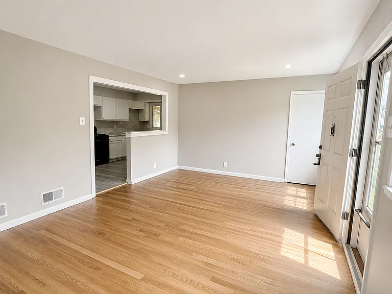 645 Shepley Dr — Photo 3