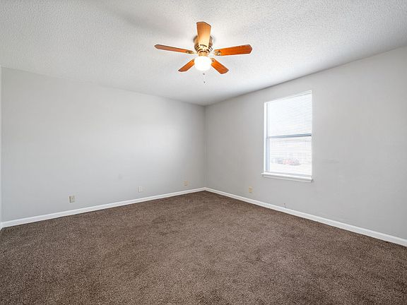 5th image of 923 Kingsbury Dr APT A