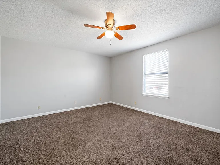 Kingsbury Dr - 923 — Photo 7