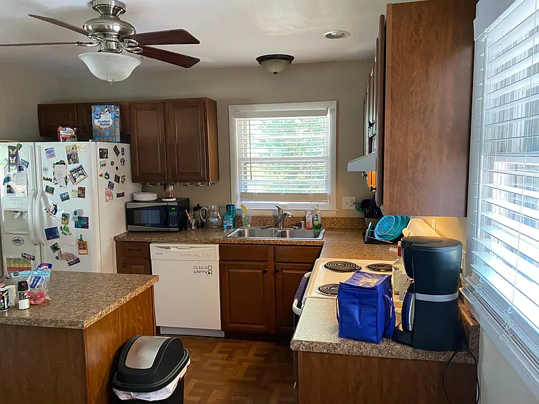 326 E Lowry Ln — Photo 8