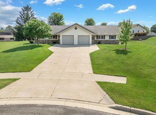208-210 Honeysuckle Ct, Reedsburg, WI 53959