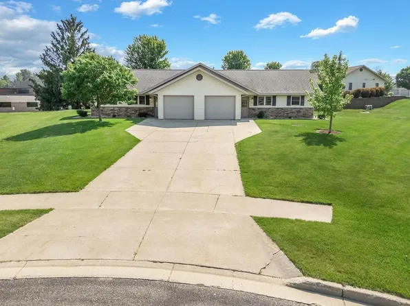 208-210 Honeysuckle Court, Reedsburg, WI 53959