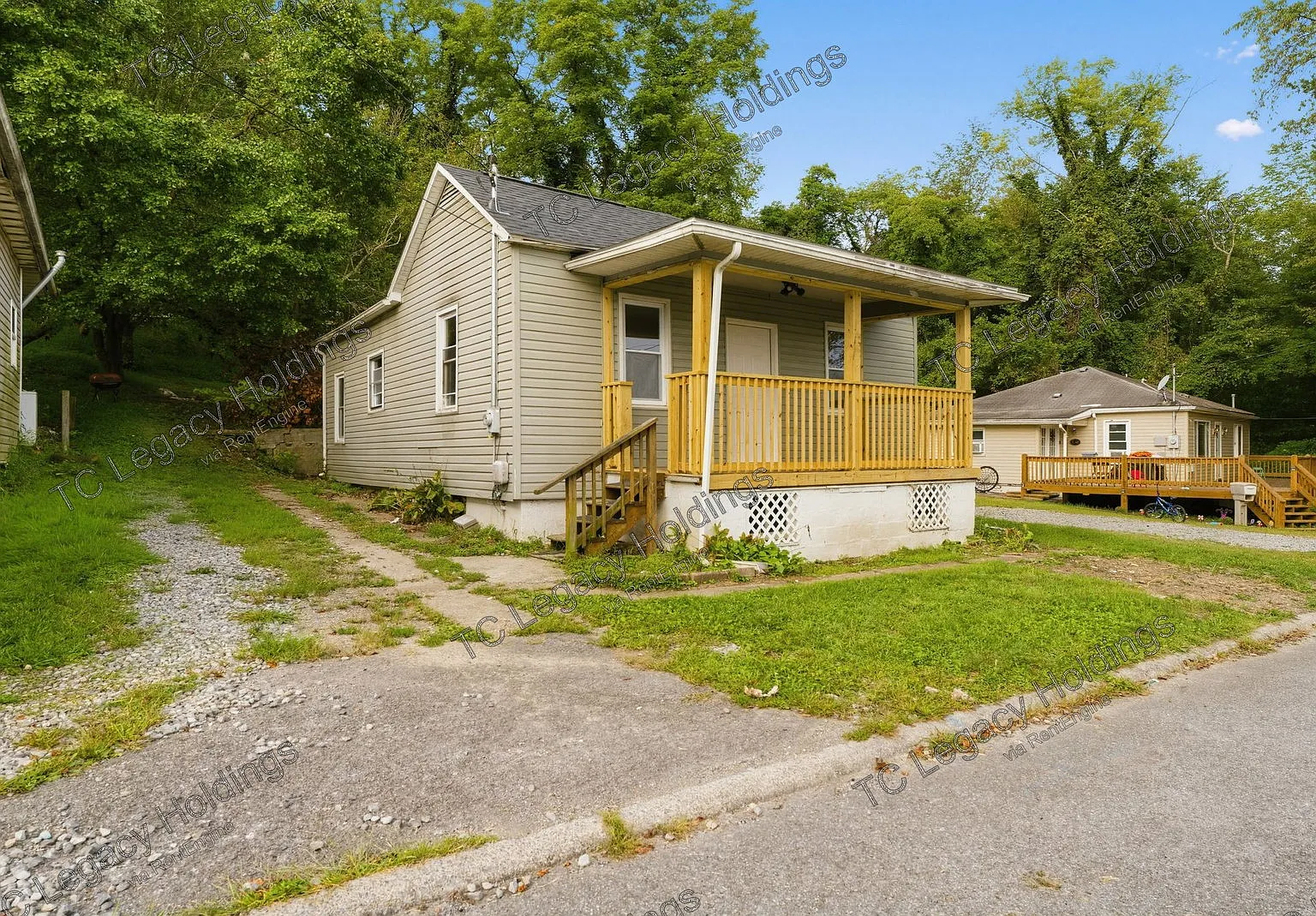 3 bed, 1.0 bath, 1304 sqft, $1,150 — Photo 2