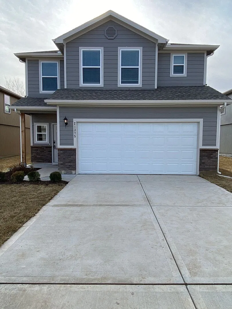 Pre-Leasing Now! Spacious Spring Hill Home with 2.5 Baths & Private Fenced Yard — Photo 3