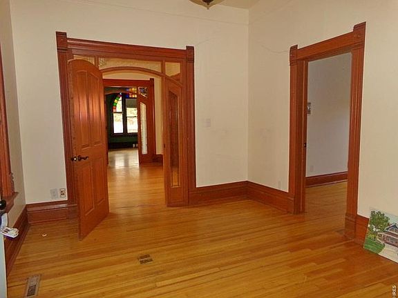 5th image of 324 E Oak St