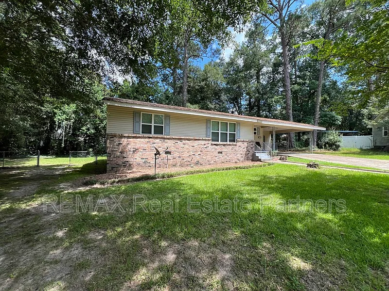 3 bed, 1.5 bath, 1200 sqft, $1,300 — Photo 2
