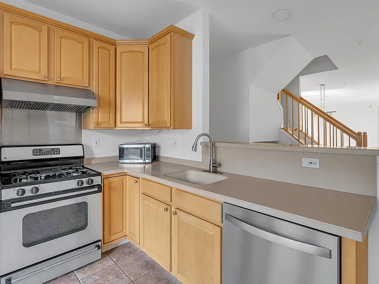 451 Albany Ct — Photo 6