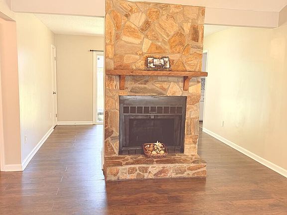 5th image of 310 York Ln