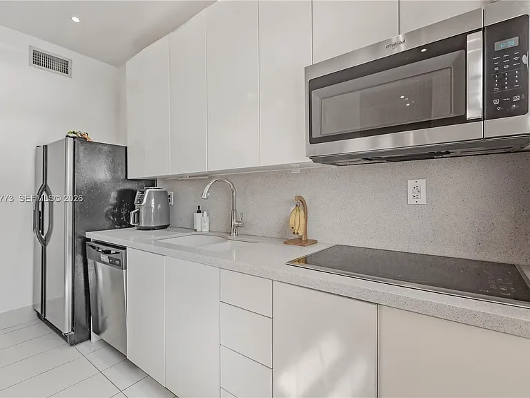 5001 Collins Ave #1K — Photo 7