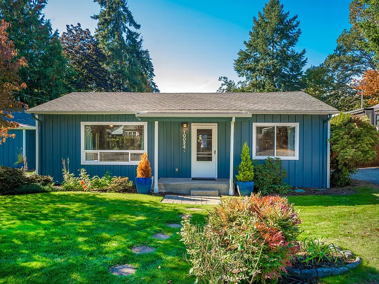 10024 Oak Ln SW — Photo 2