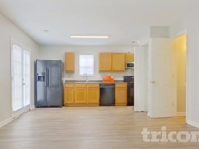 945 Schofield Ln — Photo 4