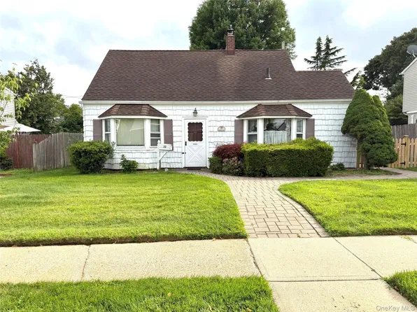 32 Griddle Lane, Levittown, NY 11756