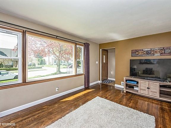 03_826WilsonSt_165_LivingRoom_LowRes