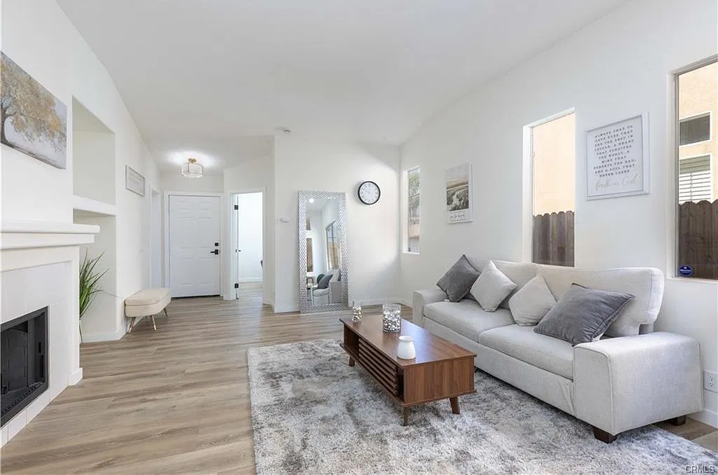 3 bed, 1040 sqft, $3,399 — Photo 3