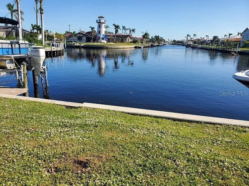 3 bed, 2.0 bath, 2046 sqft, $3,000 — Photo 3