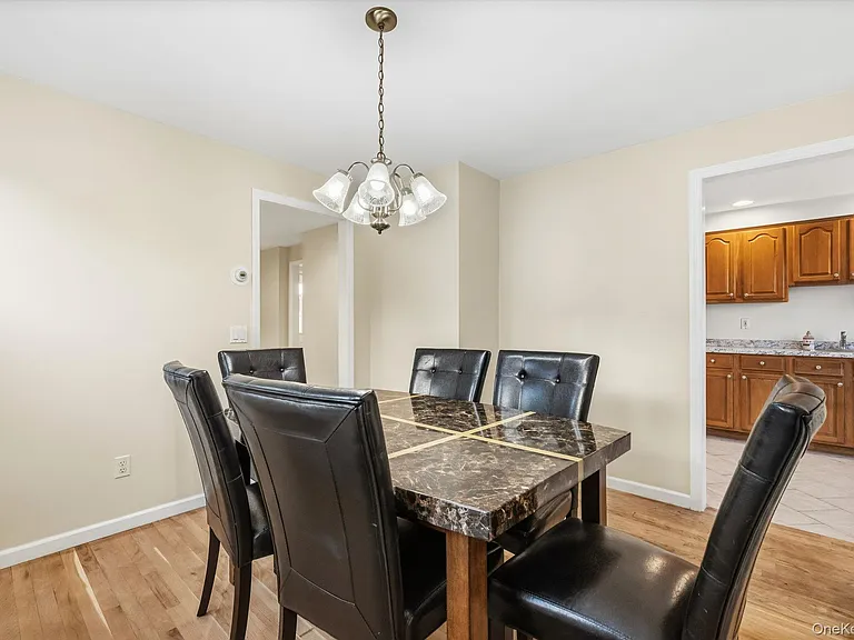 983 Warren Ave — Photo 10