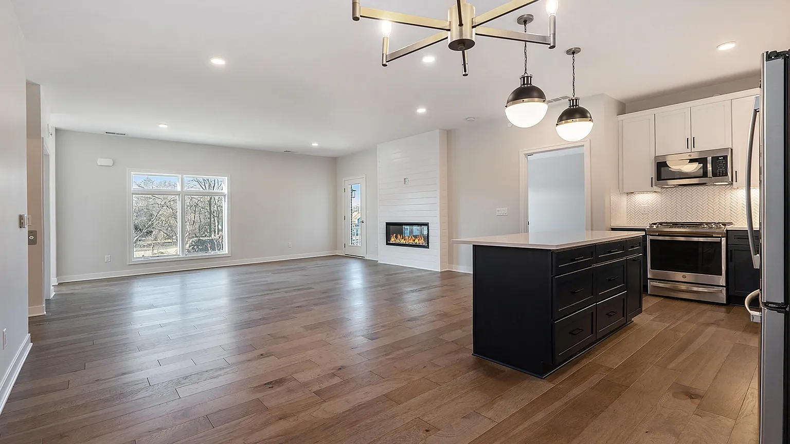 636 Boardwalk Ln photo 1