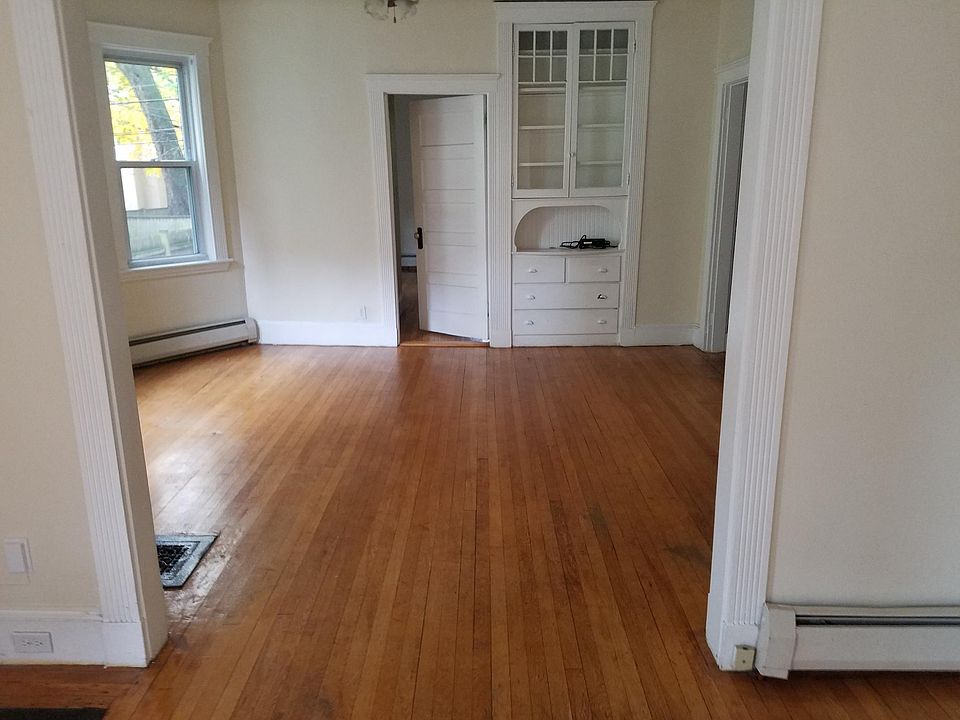 2nd image of 14 Grovenor Rd #1ST