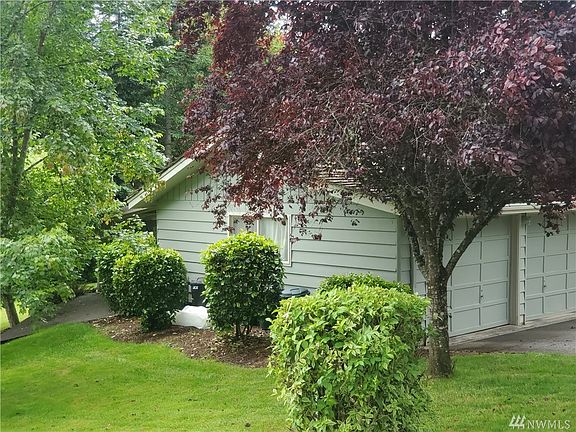 Large private deck overlooking wooded greenbelt.