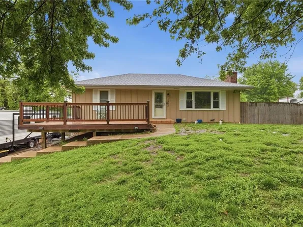 1922 N Redwood Dr, Independence, MO 64058