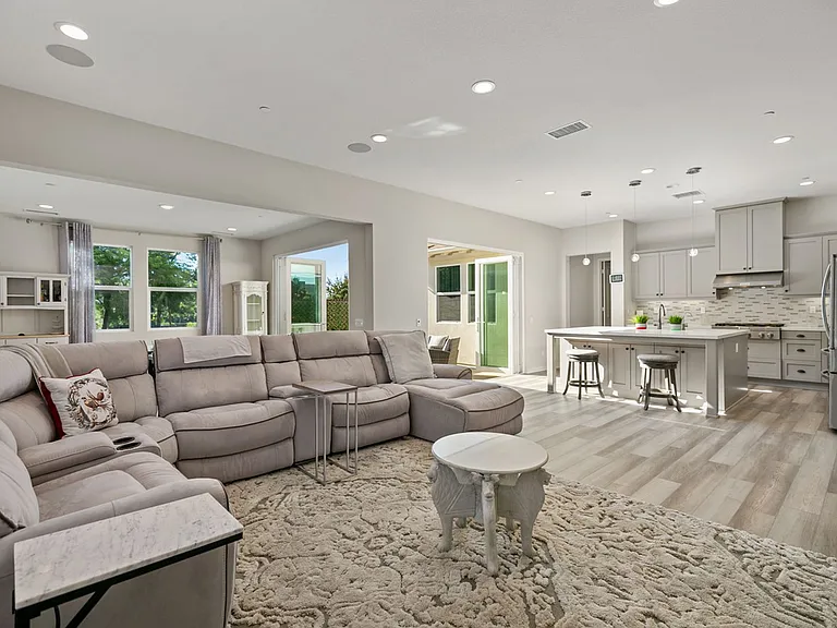 81 Alienta Ln — Photo 3