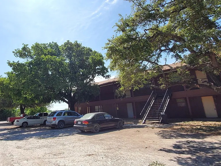 2 Bedroom & 3 Bedroom Apartments — Photo 4