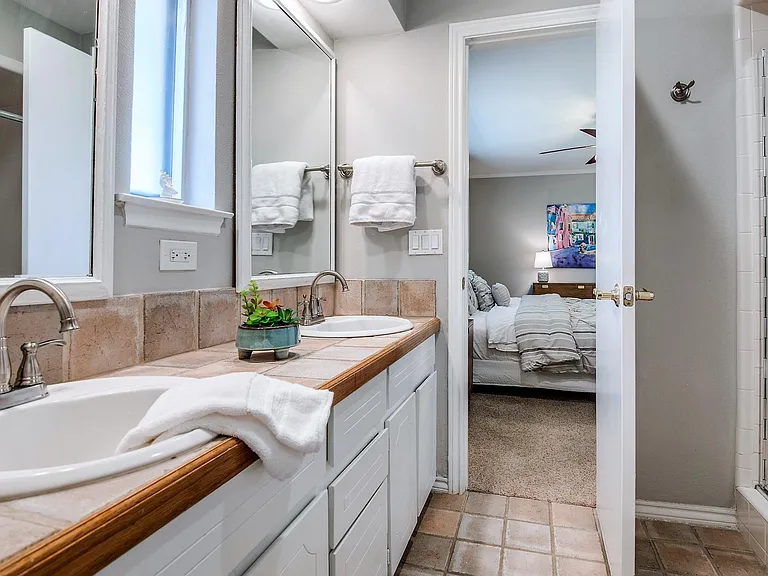 King Bedroom En-Suite with Shower.