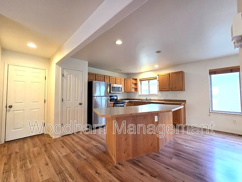 3 bed, 2.5 bath, 2507 sqft, $3,100 — Photo 3